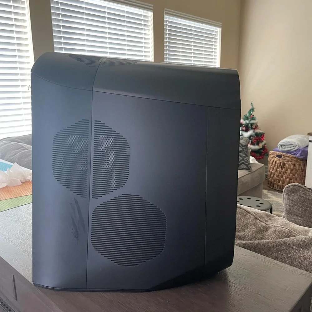 Alienware Aurora R10 GAMING PC - Picture 7 of 8